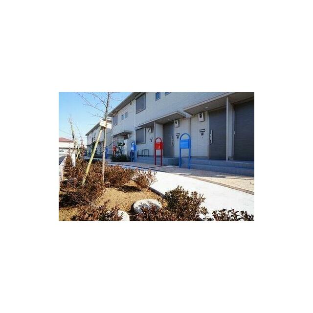 玄関と駐車場の間は緑地帯を配置。緑豊かな環境の創造にも取り組んだ物件です。幅の広い箇所には飛び石も…