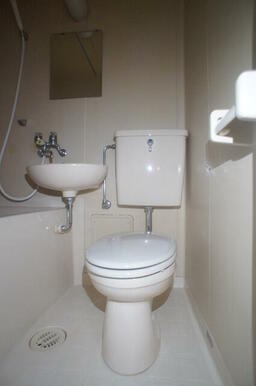 白を基調とした空間で清潔感のあるトイレです♪