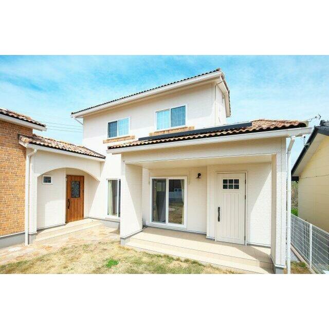 左側の茶色いドアが玄関。右側の白いドアはランドリールームに繋がっています
