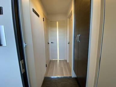 爽やかな印象の玄関。コートや帽子をちょっと掛けたいときに便利な折りたたみ式コートフック