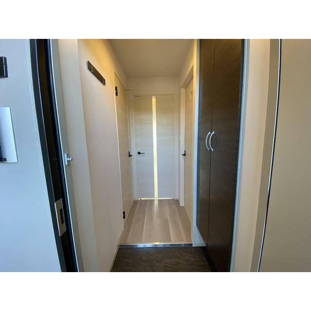 爽やかな印象の玄関。コートや帽子をちょっと掛けたいときに便利な折りたたみ式コートフック