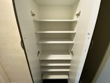 玄関収納。扉裏全体が収納スペースになっており、ごちゃつきやすい玄関廻りもスッキリ。吊りタイプなので、足元にも収納空間が確保されています。