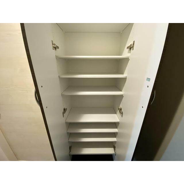 玄関収納。扉裏全体が収納スペースになっており、ごちゃつきやすい玄関廻りもスッキリ。吊りタイプなので、足元にも収納空間が確保されています。