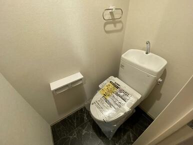 ウォシュレット付のトイレ。シンプルで落ち着く空間に仕上げました。