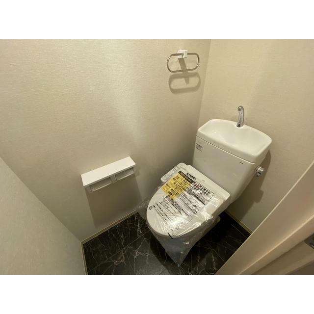 ウォシュレット付のトイレ。シンプルで落ち着く空間に仕上げました。