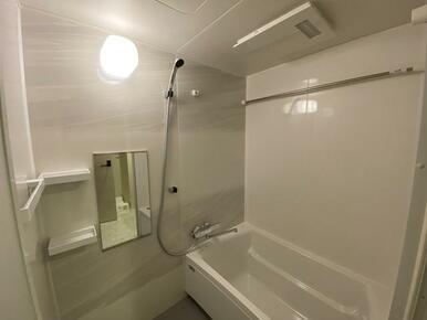 浴室乾燥機付き。保温材が装備されているあったかいシステムバス。壁は高品位のホーローでお手入れカンタンで清潔！