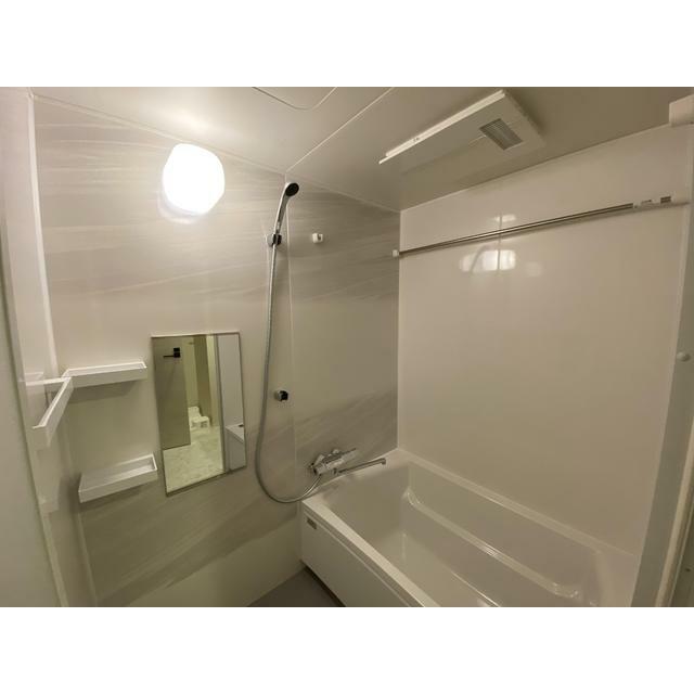 浴室乾燥機付き。保温材が装備されているあったかいシステムバス。壁は高品位のホーローでお手入れカンタンで清潔！