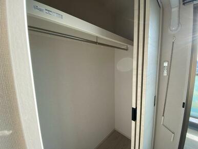 スペースを取らない３枚引き戸のクローゼット。棚板上にもしっかり荷物を収納できます。