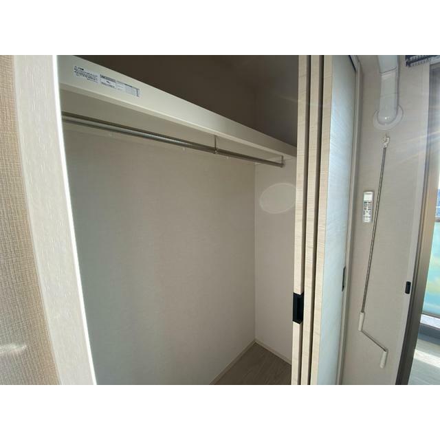 スペースを取らない３枚引き戸のクローゼット。棚板上にもしっかり荷物を収納できます。