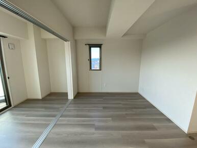 2.55mのゆとりある天井高。家具を置いても圧迫感が出にくく開放感のある空間です。