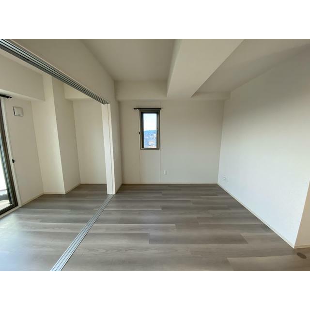 2.55mのゆとりある天井高。家具を置いても圧迫感が出にくく開放感のある空間です。