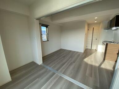 必要なときだけ仕切れる、柔軟なレイアウト。フラッシュ戸を開ければ、リビングと一体の広々空間に。