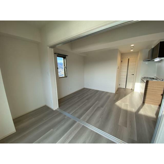 必要なときだけ仕切れる、柔軟なレイアウト。フラッシュ戸を開ければ、リビングと一体の広々空間に。