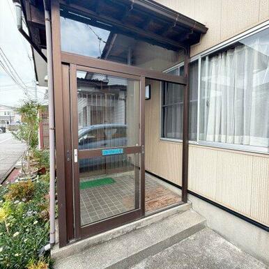 風除室があるので雨や雪の日も安心！