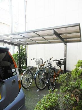 屋根付き駐輪場です♪