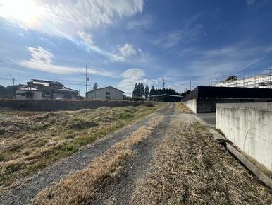 北側道路写真です。国道４６５号線より曲がってすぐ