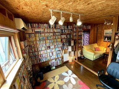 天井まで届く本棚がございます。図書館のような空間になりますね。