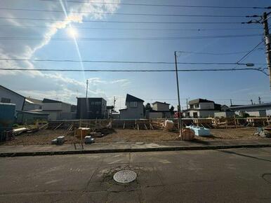 南東側公道 約9.0m・接道間口 約7.77m