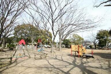 花田第五公園徒歩２分(１４０ｍ)。お子様が楽しめる遊具もあります
