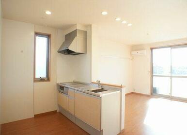 【キッチン】らくらくオールスライドタイプの収納がついたシステムキッチン。火を使わないＩＨクッキング…