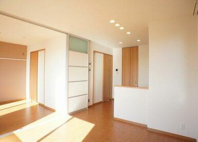 【リビング】ご家族のコミュニケーション空間の１２．７帖のリビング＆ダイニングはオープンカウンターキ…