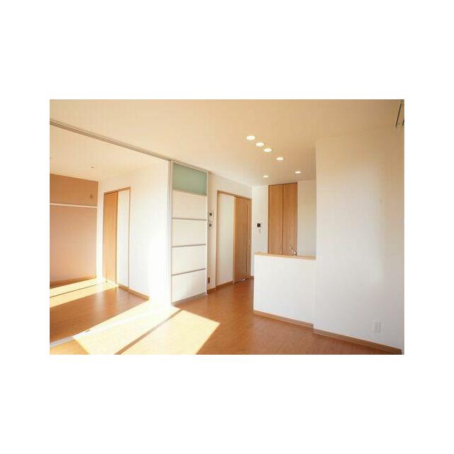 【リビング】ご家族のコミュニケーション空間の１２．７帖のリビング＆ダイニングはオープンカウンターキ…