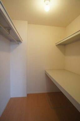 ■収納■　天井までの高さを利用した広々収納のウォークインクロゼット付です♪