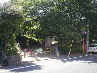 道路はさんでお向かいに公園があります（桜の木があり春はきれいです）。