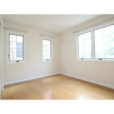 １階の洋室も窓が多く光が入るお部屋です♪