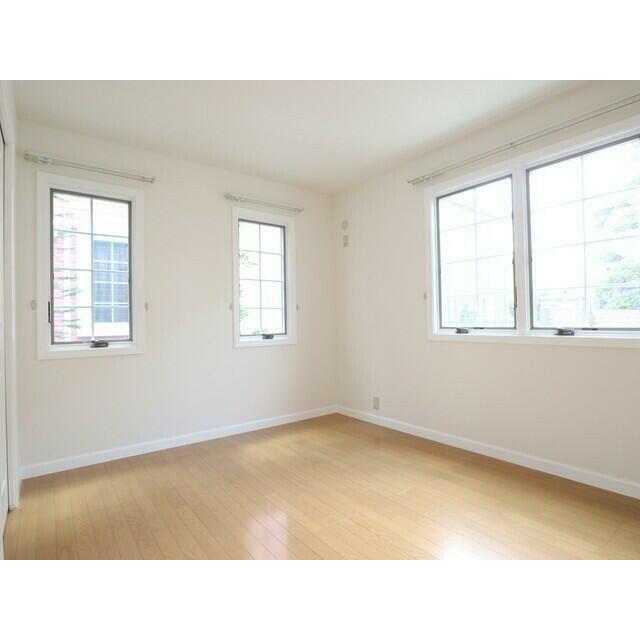 １階の洋室も窓が多く光が入るお部屋です♪