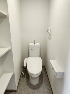 落ち着いた色調のトイレです