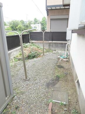 庭～建物西側にあります　※物置と物干し竿台は残置物扱いとなります