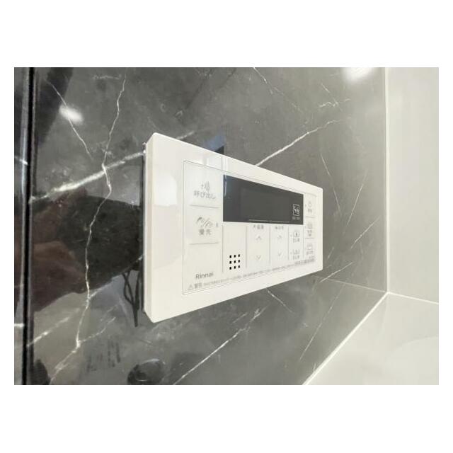 ボタンひとつでお湯張りや追い焚き、温度調整までしてくれる便利なオートバス機能付き