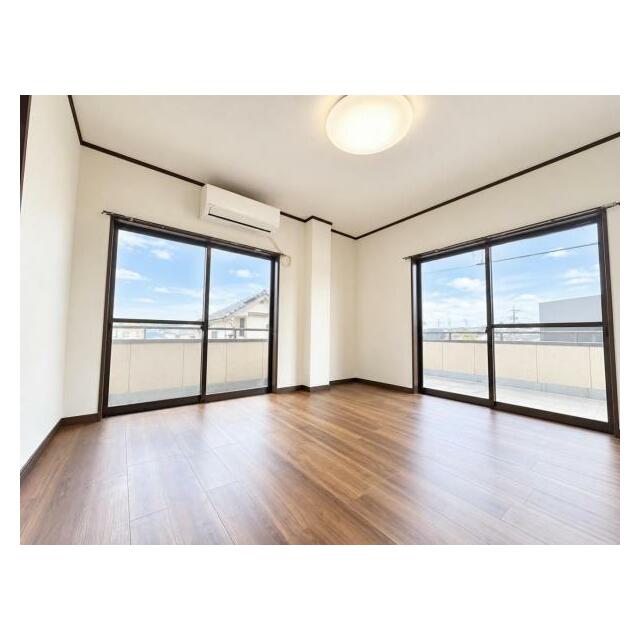 明るい広々とした主寝室でご家族ゆっくりお休みになれますね。