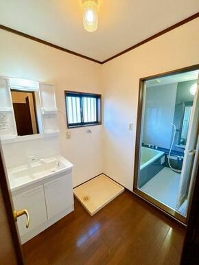 「洗面所」クロスを張替え、洗面台を新品に交換しました