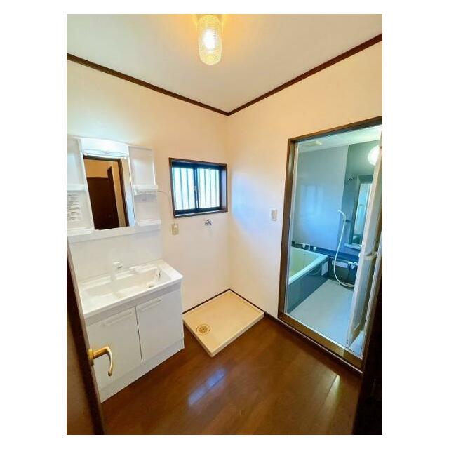 「洗面所」クロスを張替え、洗面台を新品に交換しました