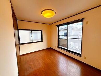 「2階南東洋室」約6帖ございます。全室2面採光です。