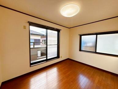 「2階南西洋室」約6帖ございます。全室2面採光です。