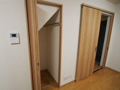 コートなどを掛けられる階段下収納
