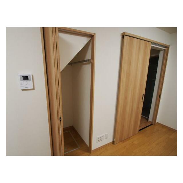 コートなどを掛けられる階段下収納