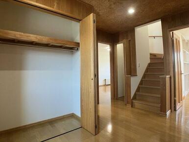 玄関入った踊り場にも収納有り♪