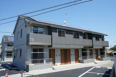 切り妻屋根にホワイトの外壁はひときわ個性的な外観になっています！！