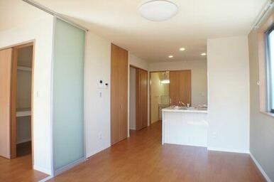 対面式キッチンは吊り戸棚がなくお部屋をスッキリ演出☆居室照明付きで初期費用軽減になります。