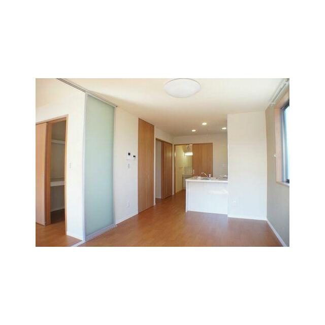 対面式キッチンは吊り戸棚がなくお部屋をスッキリ演出☆居室照明付きで初期費用軽減になります。