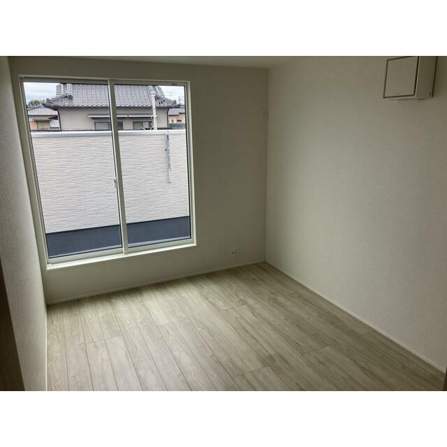 バルコニーに面した明るい洋室