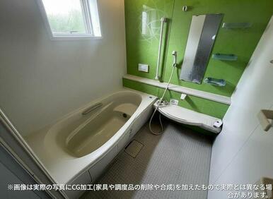 １日の疲れを癒してくれる浴室は、窓のある開放的な空間＾＾