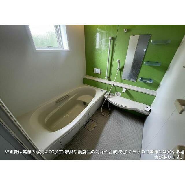 １日の疲れを癒してくれる浴室は、窓のある開放的な空間＾＾
