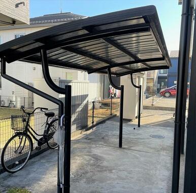 屋根付き駐輪場完備