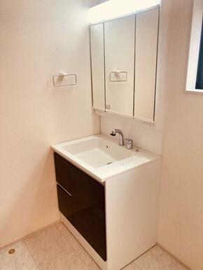 お化粧やヘアセットが楽しくなる洗面スペース（1号棟）