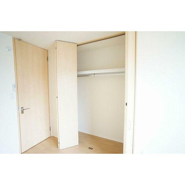 天井まで高さのある洋室収納